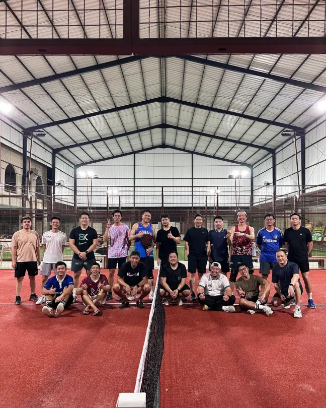 A big group on the terracotta court